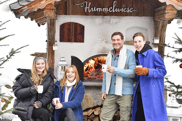 Nele Ludowig Roeffen (Tochter Frauke Ludowig), Valerie Huber (Schauspielerin), Thomas Witzany (Gastgeber), Nathan Wehrmann (Sohn Giulia Siegel), Grüne Weihnachten für guten Zweck auf Thomas Witzanys Hummelwiese am Mondesse bei Salzburg  am 15.12.2021 Foto: (c) BrauerPhotos für Hummelwiese